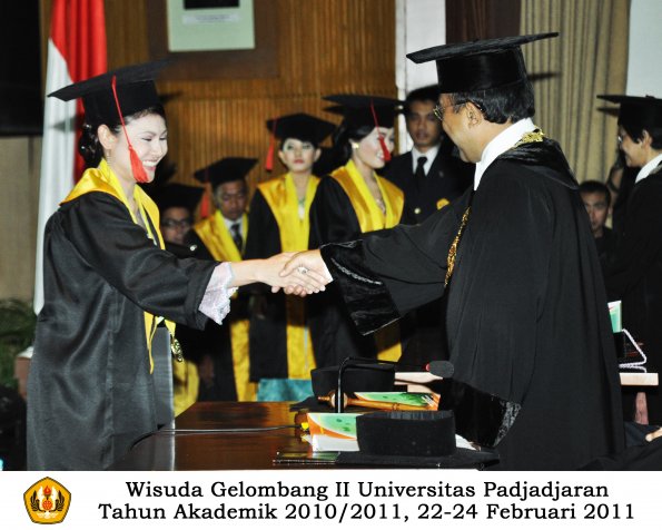 wisuda-fakultas-hukum-s1-dan-s2-oleh-rektor_175