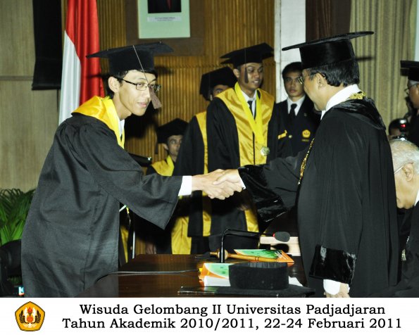 wisuda-fapet-s1-oleh-rektor-048