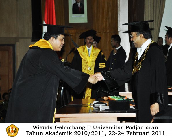 wisuda-pasca-oleh-rektor-005