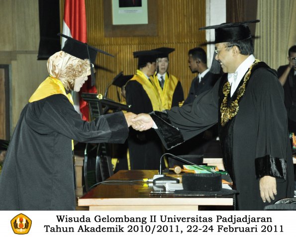 wisuda-pasca-oleh-rektor-012