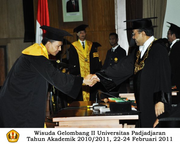 wisuda-pasca-oleh-rektor-017