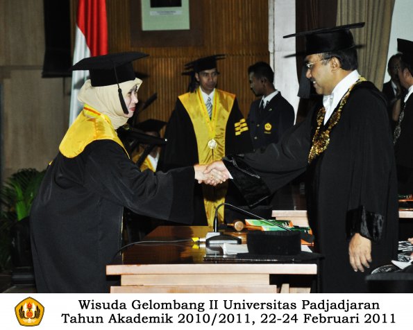 wisuda-pasca-oleh-rektor-022