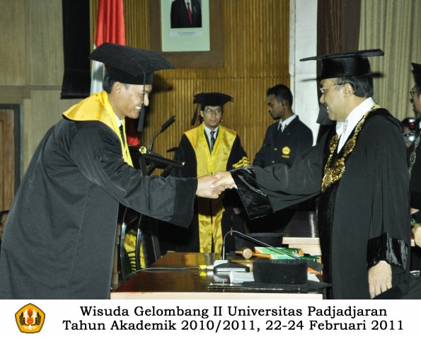 wisuda-pasca-oleh-rektor-023