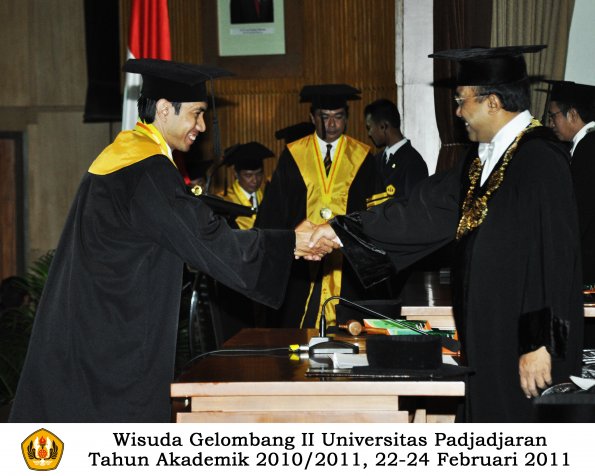 wisuda-pasca-oleh-rektor-024