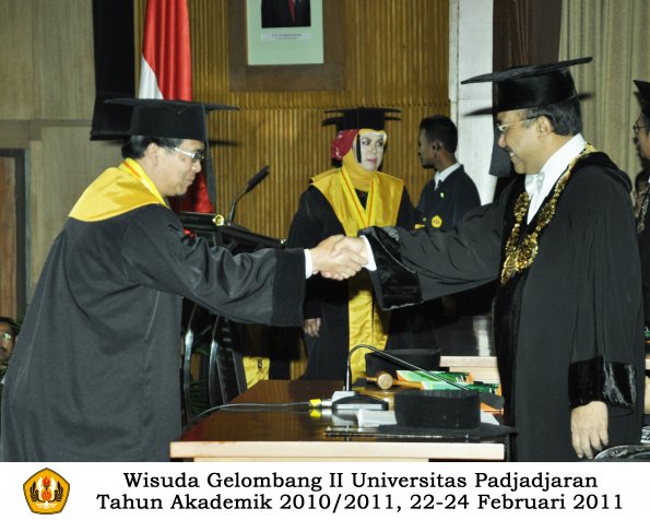 wisuda-pasca-oleh-rektor-025