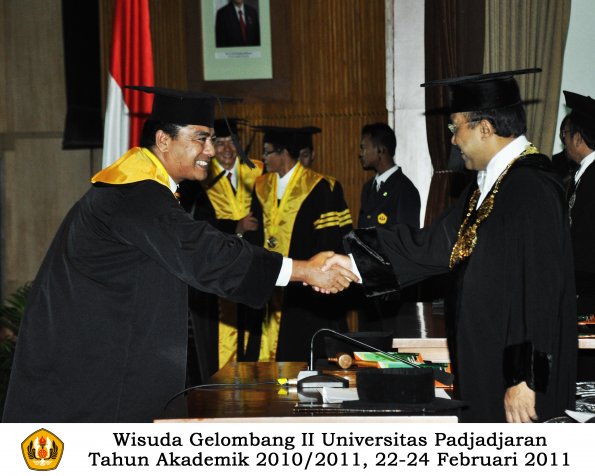 wisuda-pasca-oleh-rektor-026