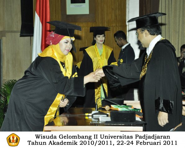 wisuda-pasca-oleh-rektor-027