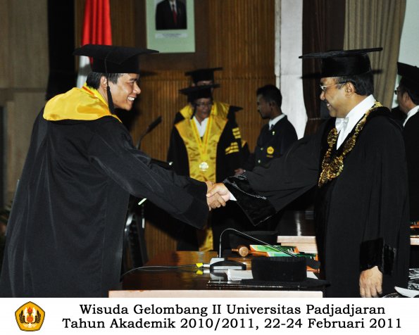 wisuda-pasca-oleh-rektor-028