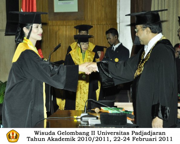 wisuda-pasca-oleh-rektor-029