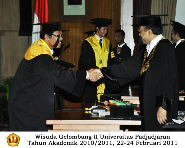 wisuda-pasca-oleh-rektor-030