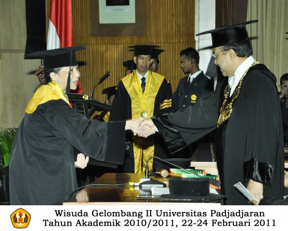 wisuda-pasca-oleh-rektor-031