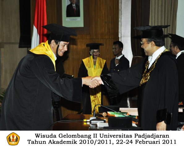 wisuda-pasca-oleh-rektor-032