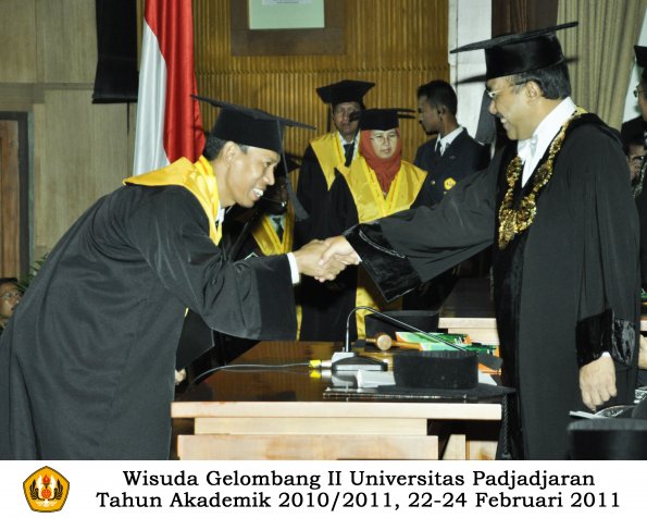 wisuda-pasca-oleh-rektor-033