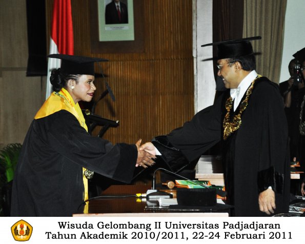 wisuda-pasca-oleh-rektor-034