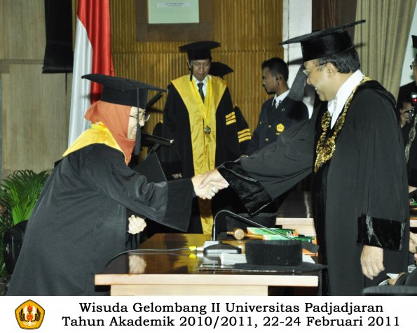 wisuda-pasca-oleh-rektor-035