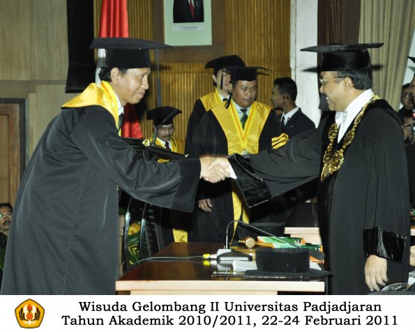 wisuda-pasca-oleh-rektor-036