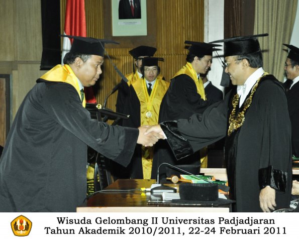 wisuda-pasca-oleh-rektor-037