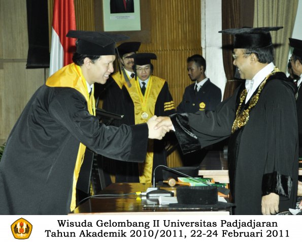 wisuda-pasca-oleh-rektor-038