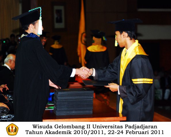 wisuda-farmasi-profesi-dan-s1-oleh-dekan_001