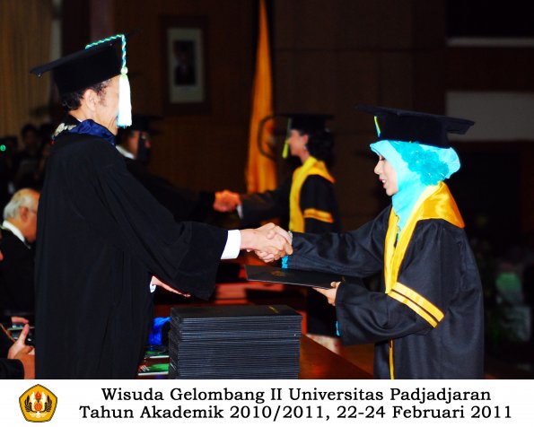 wisuda-farmasi-profesi-dan-s1-oleh-dekan_003