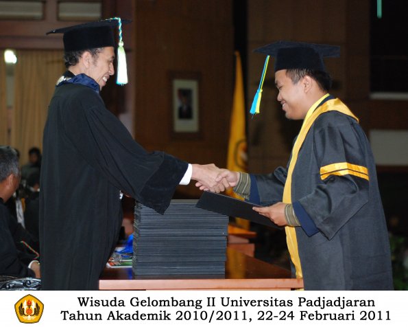 wisuda-farmasi-profesi-dan-s1-oleh-dekan_004