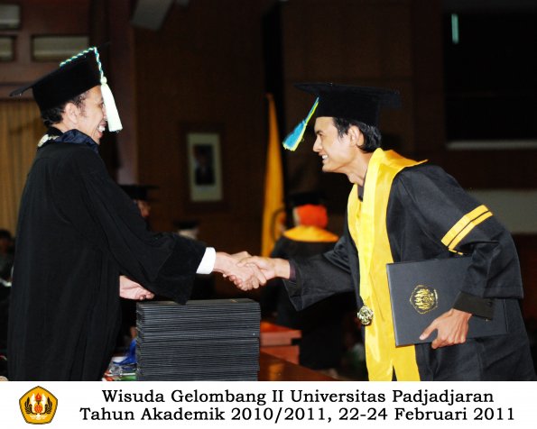 wisuda-farmasi-profesi-dan-s1-oleh-dekan_013