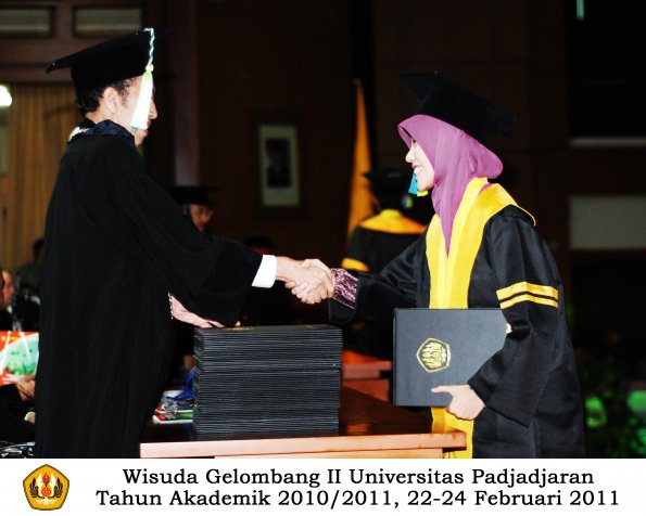 wisuda-farmasi-profesi-dan-s1-oleh-dekan_015