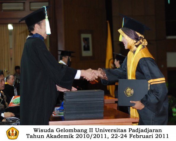 wisuda-farmasi-profesi-dan-s1-oleh-dekan_018