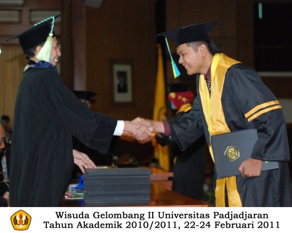 wisuda-farmasi-profesi-dan-s1-oleh-dekan_023