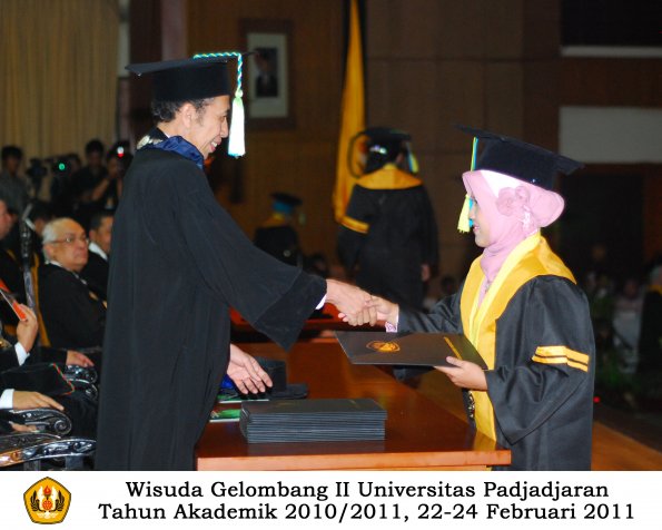 wisuda-farmasi-profesi-dan-s1-oleh-dekan_038