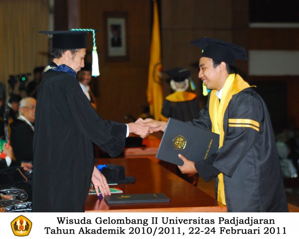 wisuda-farmasi-profesi-dan-s1-oleh-dekan_044