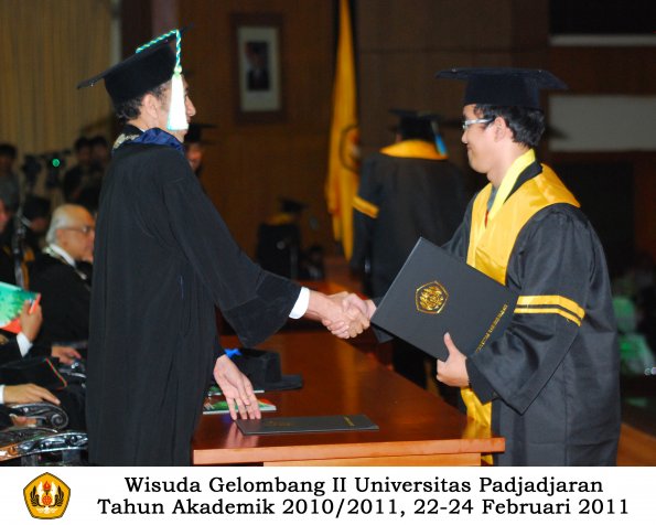 wisuda-farmasi-profesi-dan-s1-oleh-dekan_048