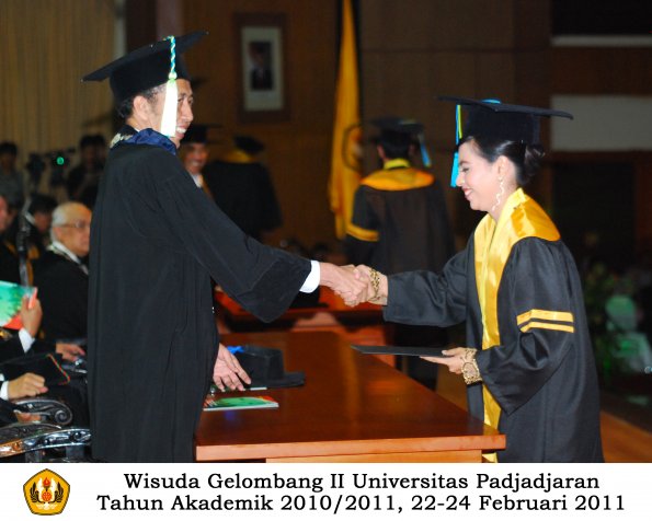 wisuda-farmasi-profesi-dan-s1-oleh-dekan_050