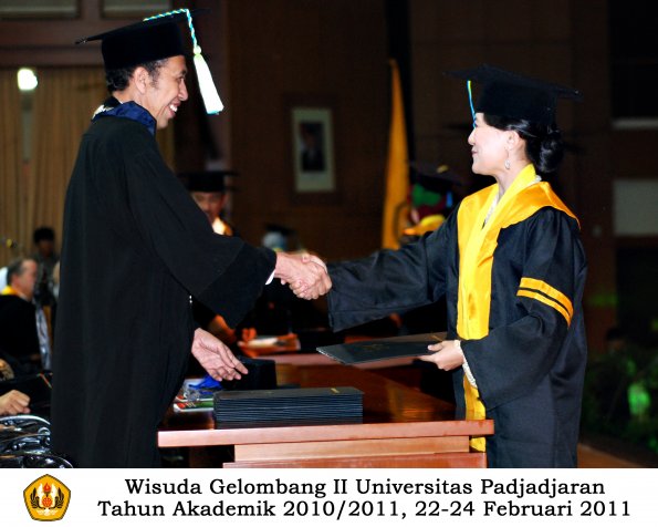 wisuda-farmasi-profesi-dan-s1-oleh-dekan_051