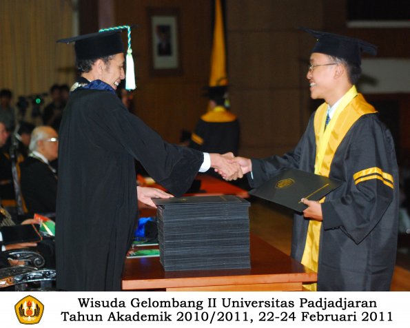 wisuda-farmasi-profesi-dan-s1-oleh-dekan_052