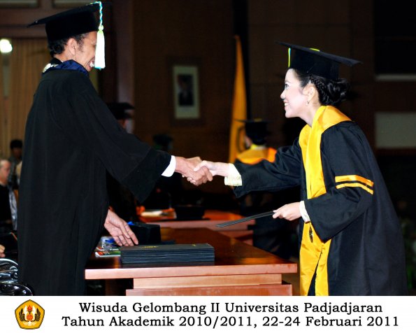 wisuda-farmasi-profesi-dan-s1-oleh-dekan_053