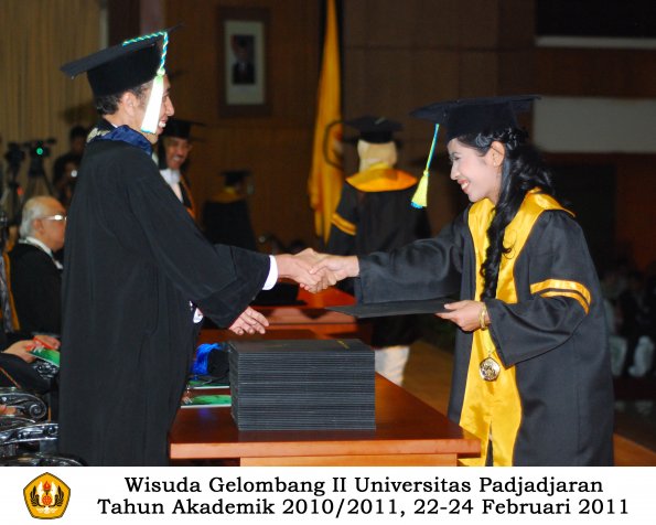 wisuda-farmasi-profesi-dan-s1-oleh-dekan_061