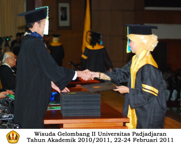 wisuda-farmasi-profesi-dan-s1-oleh-dekan_062