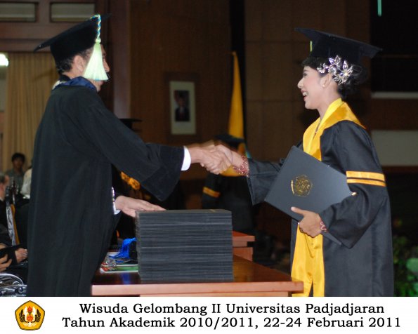 wisuda-farmasi-profesi-dan-s1-oleh-dekan_063