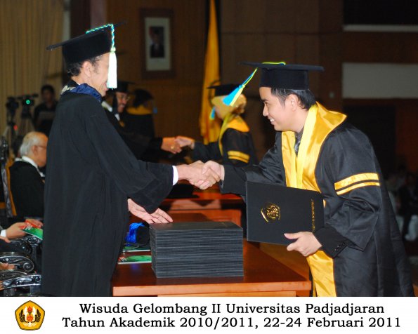 wisuda-farmasi-profesi-dan-s1-oleh-dekan_064