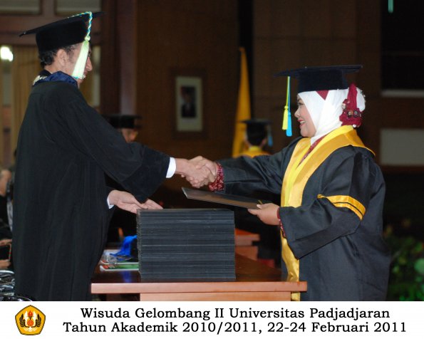 wisuda-farmasi-profesi-dan-s1-oleh-dekan_065