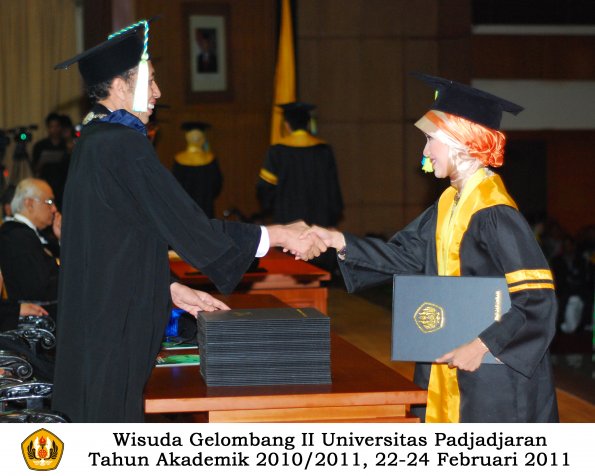 wisuda-farmasi-profesi-dan-s1-oleh-dekan_066