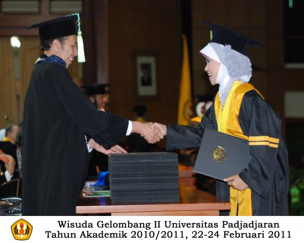 wisuda-farmasi-profesi-dan-s1-oleh-dekan_067