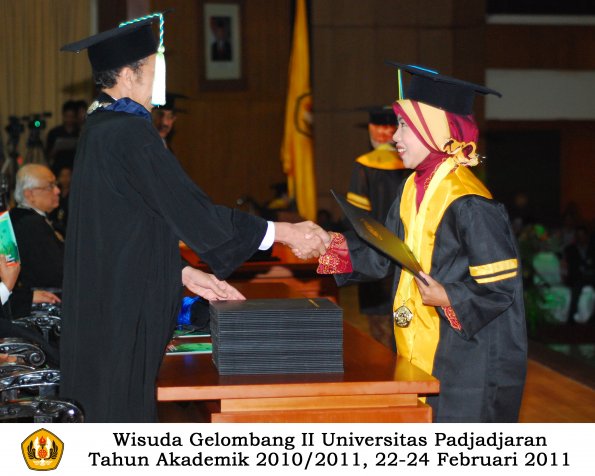 wisuda-farmasi-profesi-dan-s1-oleh-dekan_068