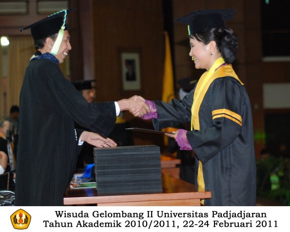 wisuda-farmasi-profesi-dan-s1-oleh-dekan_069