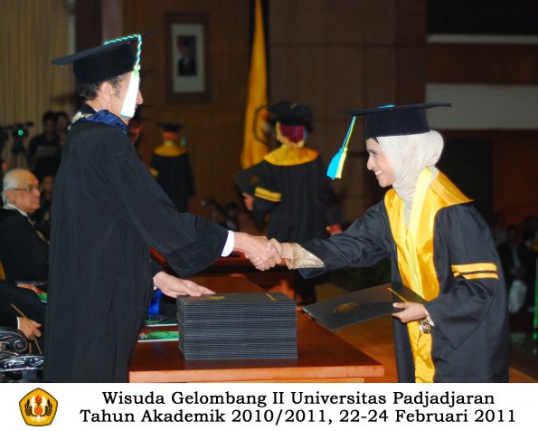 wisuda-farmasi-profesi-dan-s1-oleh-dekan_070