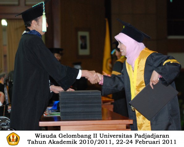 wisuda-farmasi-profesi-dan-s1-oleh-dekan_071