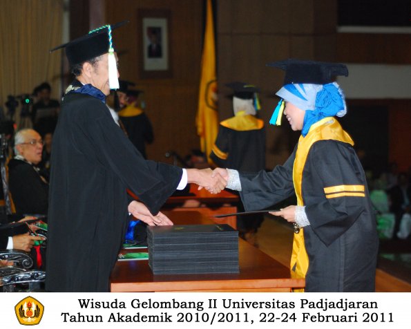 wisuda-farmasi-profesi-dan-s1-oleh-dekan_072