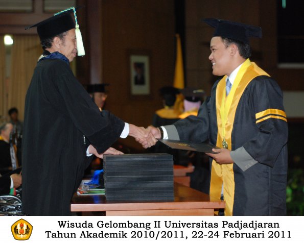 wisuda-farmasi-profesi-dan-s1-oleh-dekan_073