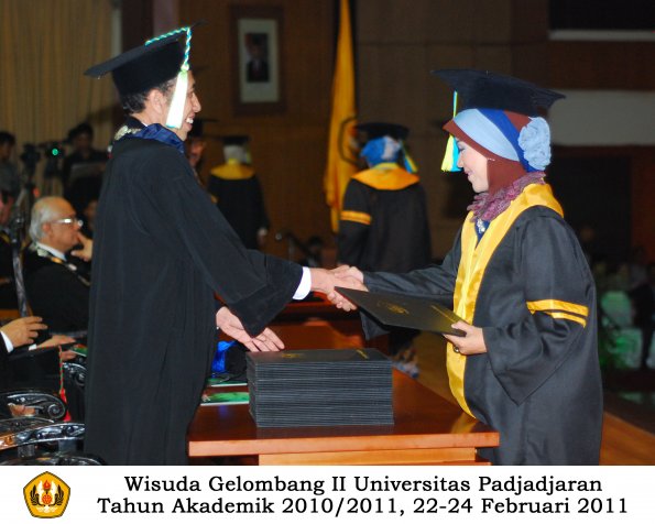 wisuda-farmasi-profesi-dan-s1-oleh-dekan_074